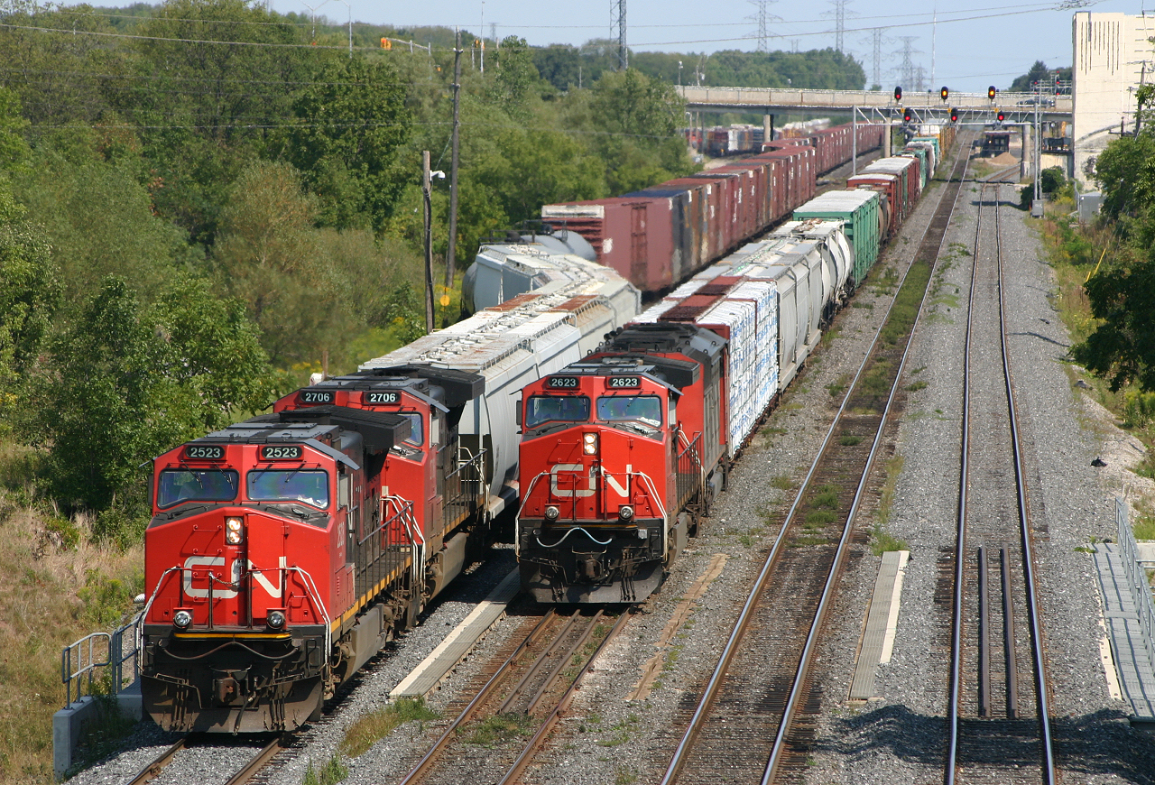 CN 2623 leading 385 overtakes CN 2523 leading 421 at Aldershot.