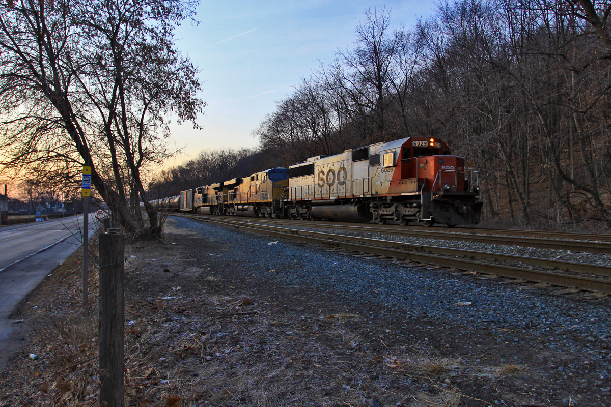 SOO 6029 leads 627 into the yard at Kinnear with a pair of CSXT GE ES40DCs trailing.