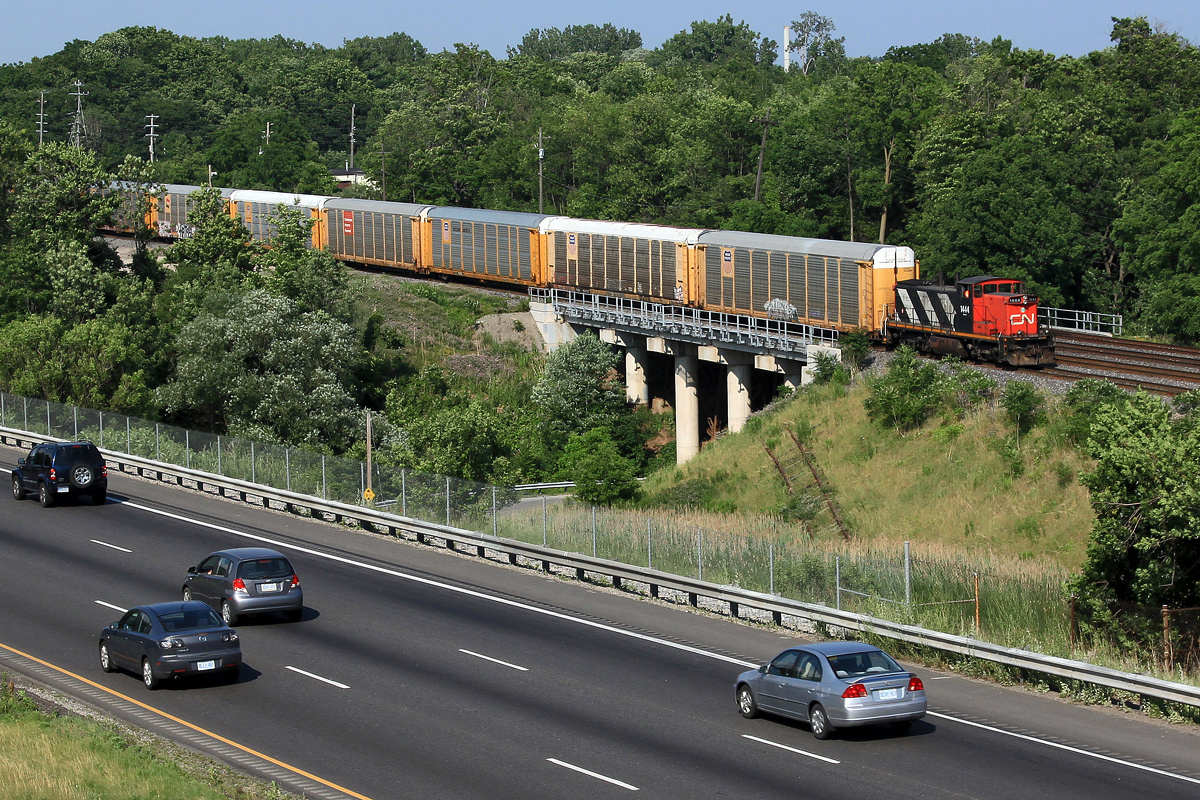 CN 1444 brings 435s set off out of Aldershot on the yard lead to sort.
