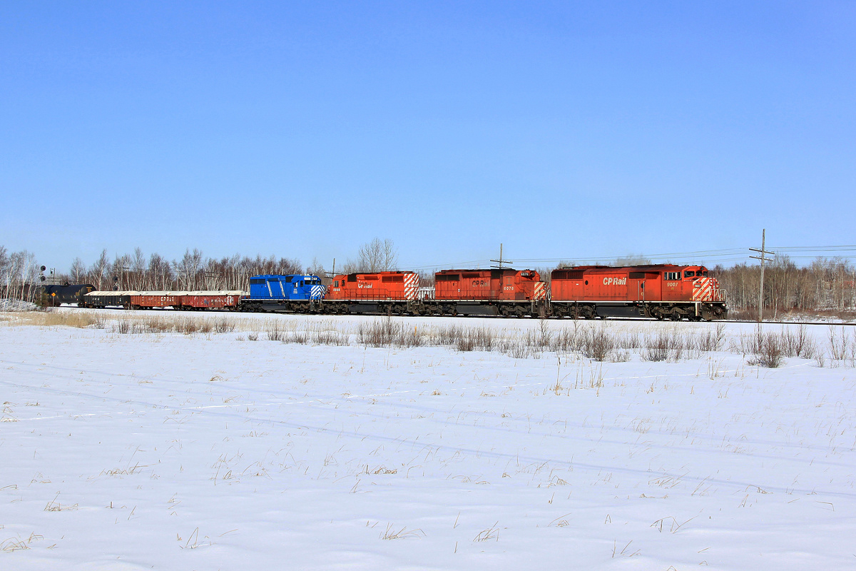 A nice lash-up crosses into the double track at Flanagan with 9007, 6076, 5946 and CEFX 3155 on the point.