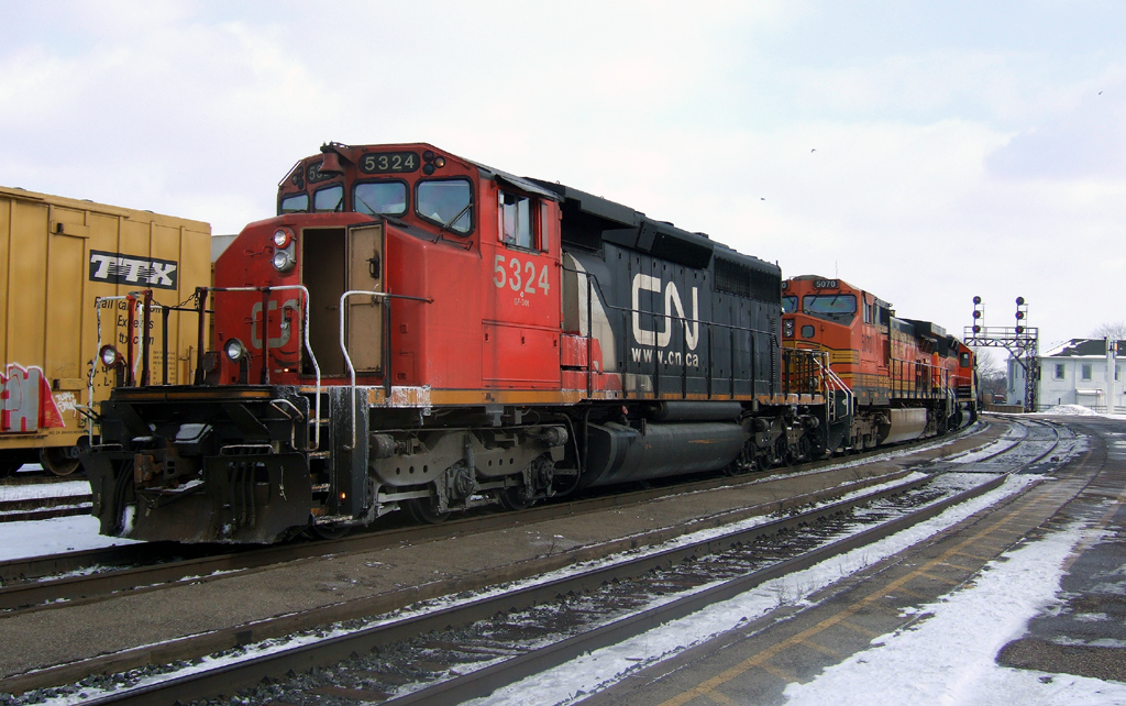 391 stopped at Brantford to make a lift with CN 5324 - BNSF 5070 - BNSF 3124