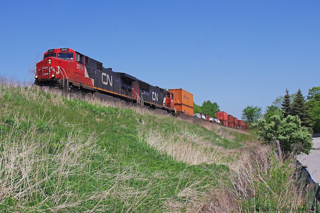 CN 107 rolls through Doncaster on route to Mac Yard before heading up the Bala Sub.