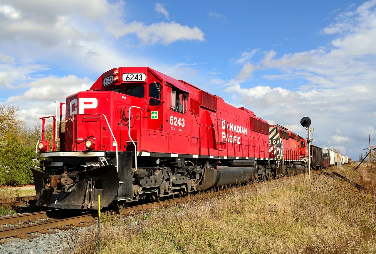 CP 6243 leads CP 543 west past the east siding switch at Tilbury