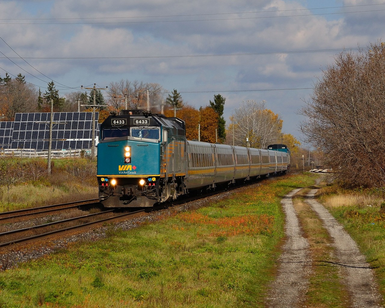 VIA 73 blasts thru Ingersoll with 6433 on the point and 6426 on the tail end.