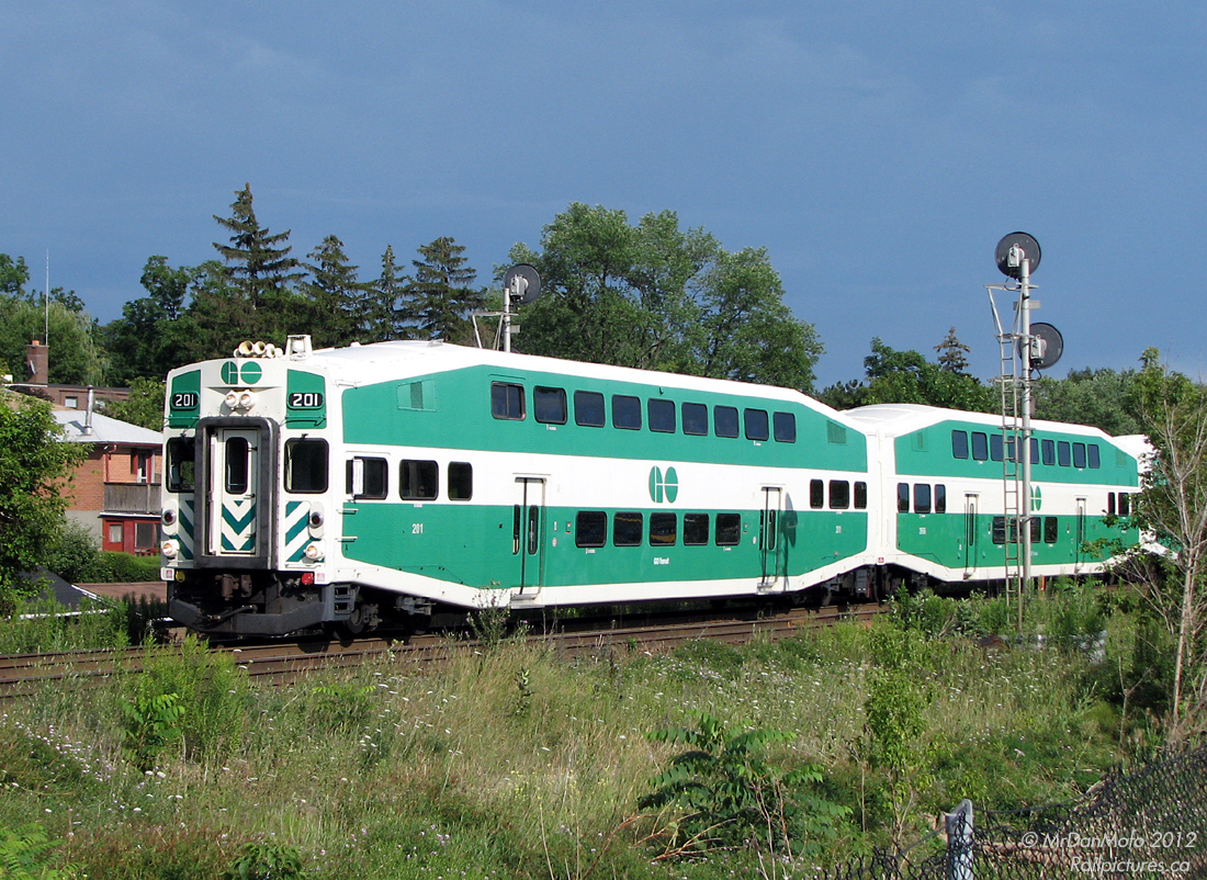 After making its stop at Streetsville GO Station, GO 201 splits the signals by the station, taking point on Milton-bound train 153 with a relatively new MP40 on the rear. The Milton line was the first of GO's corridors to have MP40's assigned to regular service by themselves, in order to take advantage of the longer 12 car trains they could handle..