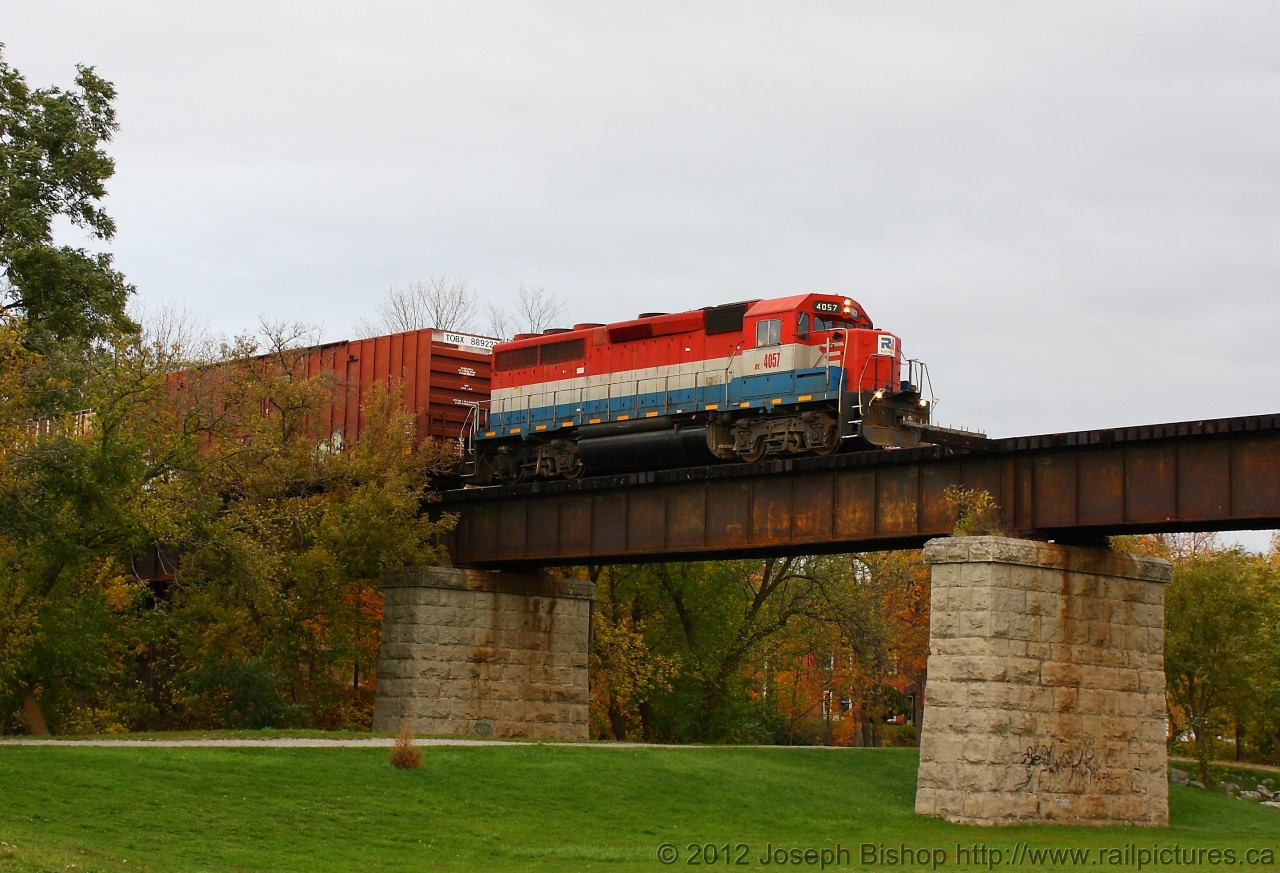 RLK 4057 has entered the Caledonia Bridge doing the restricted speed of 10mph.