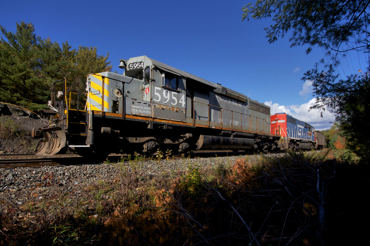 CN O48031 08 sits waiting on CP 423-08, CN M30131 08 at South Parry.
