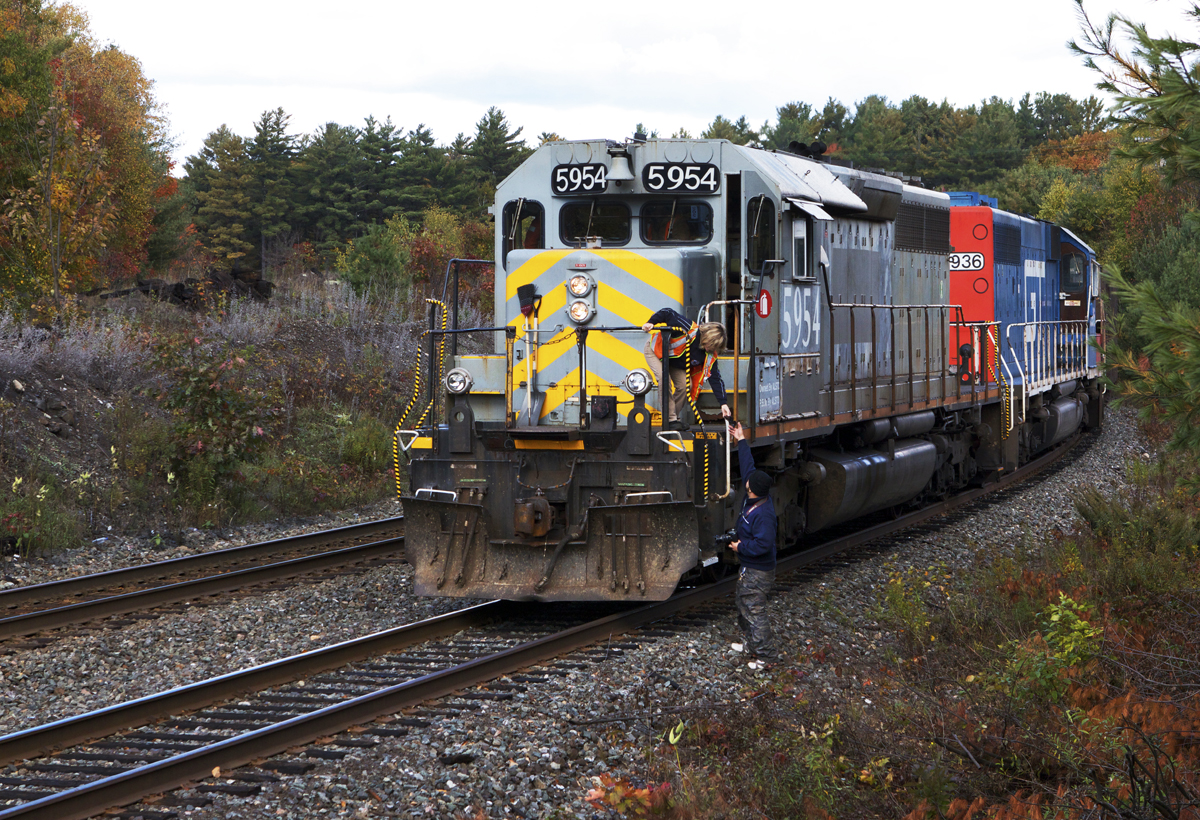 Engineer on O480 was chattin with the photographers and borrowed my good friend Jon Angeles' safety shades for roll-bys for CP 423 and CN M301 at South Parry. Although I suppose he forgot he had them on when he entrained to depart on GTW 5954, so after realizing this, his conductor is seen leaning down, handing JA back his shades.