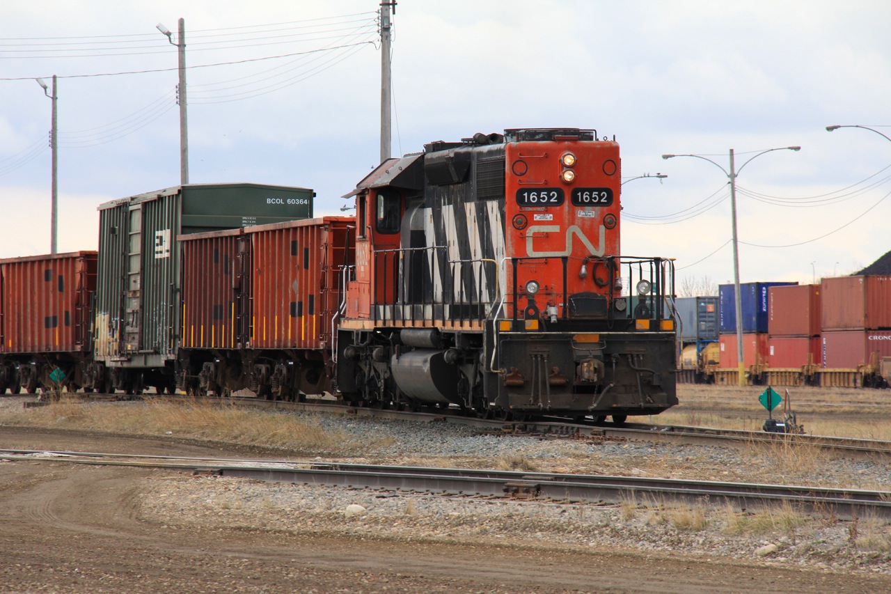 SD38-2 #1652 switches at Edmonton. This unit was originally built as NAR # 403 "Athabasca River" in 1975. This unit became CN #5702 in January 1981 when NAR was absorbed into CN. The unit was again renumbered in 1996 to its current #1652.