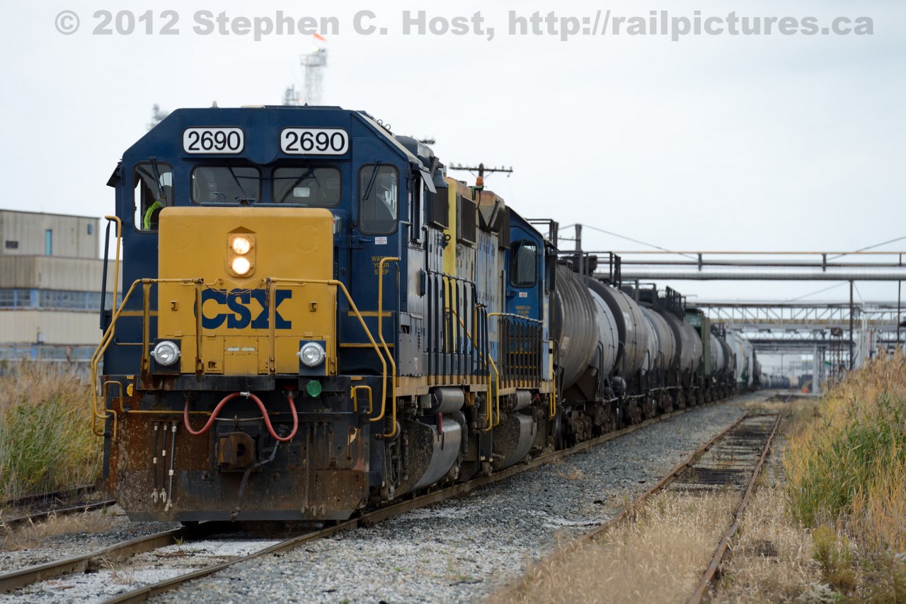 CSX Yard job, Y120 has returned from CN with the daily transfer and is backing down the main to the yard. Note the 'strobe' light on the trailing unit (which are not used)