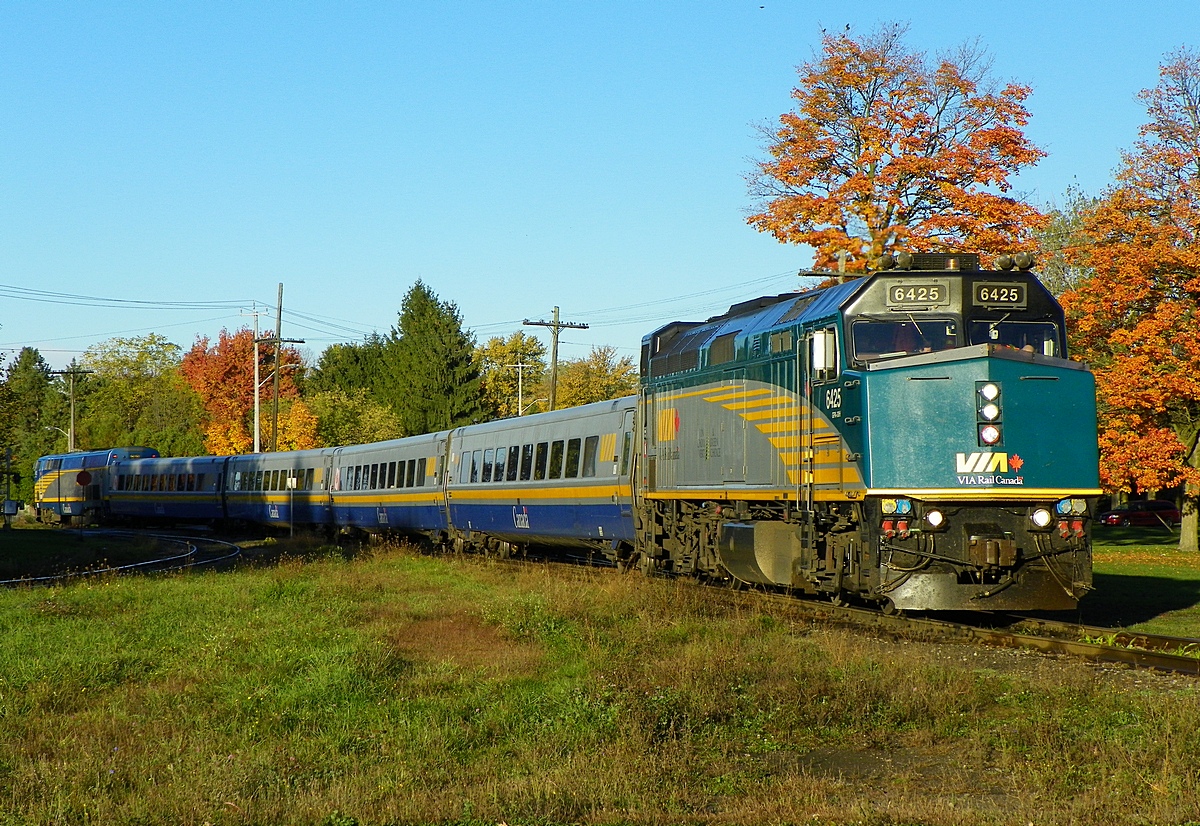 VIA (F40PH-3)6425 trailing four LRC along with VIA (P42DC)912 eb Stfd ON 8.30am Friday, Oct 12th 2012 - It appears to be a current trend for Train #84. - f5.0 x 83mm.