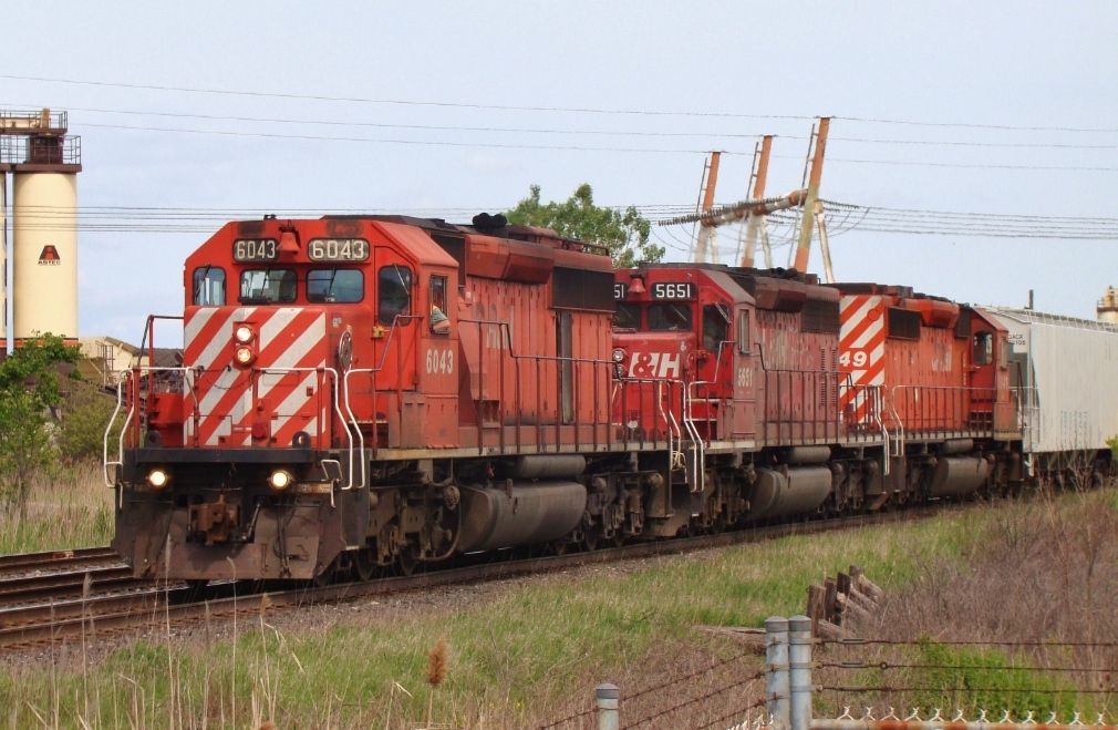 Train 421 heads into Windsor with CP 6043, STLH 5651 & CP 5949 with 61 cars in tow.
