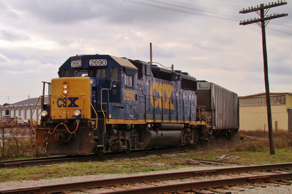 CSX 2690 pulls 12 hoppers out of the local CO-OP on a cold fall day.