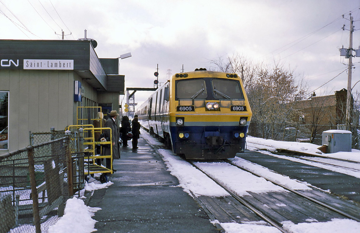 VIA 22 left Mtl at 12h15 and does its 1st stop 12 minutes later.