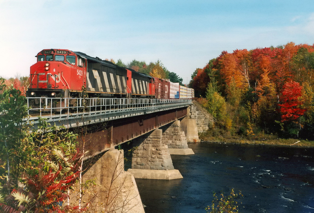 CN 137 crosses the Bécancour river.