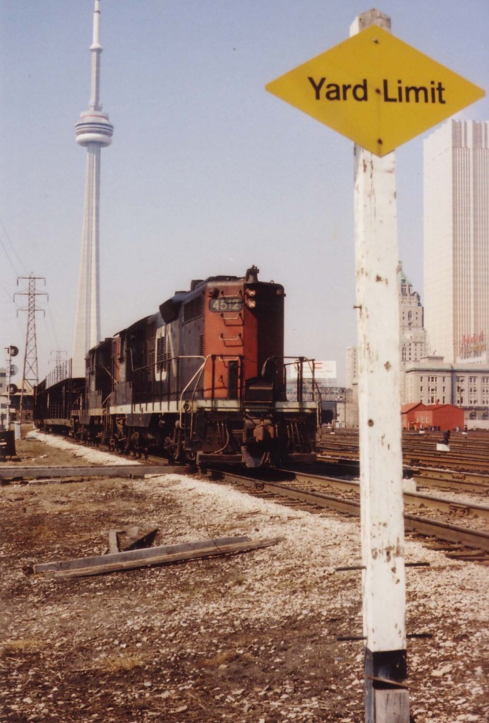 CN eastbound transfer with 4512 and 4520 skirts Union Station & the Royal York under the watchful eye of the new CN Tower.