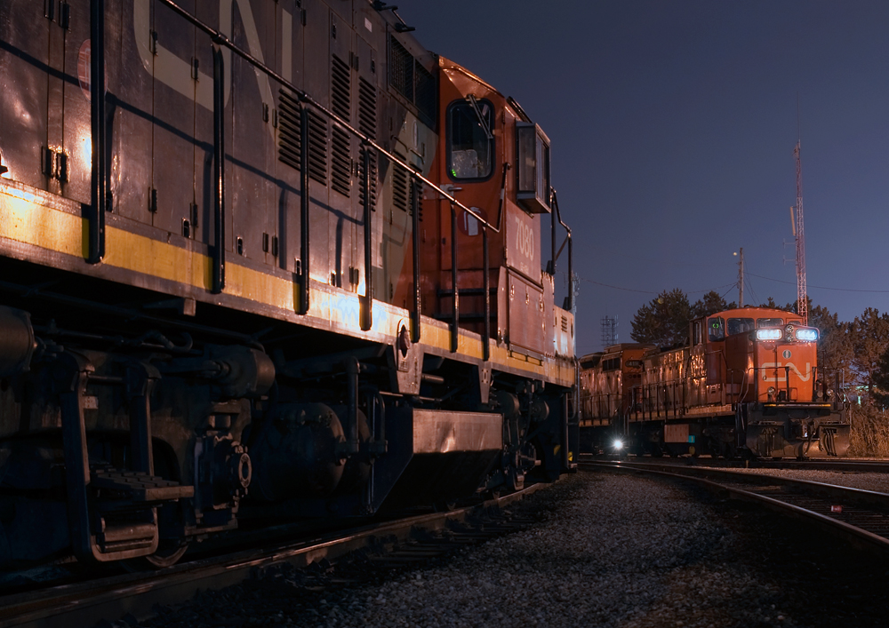 The humming of GP9's and a GMD1 echo's through out the yard on this somewhat warm November evening, the crew on 556 has parked on the back lead and gone in for lunch after pulling and spotting the Ford plant earlier on.