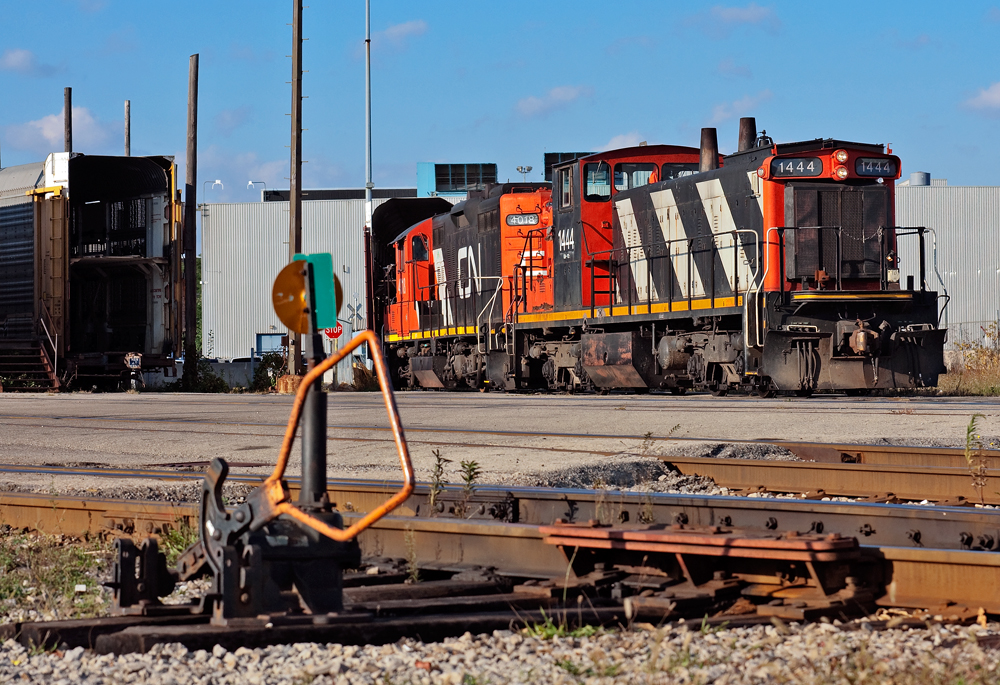 Not often do you find a gun boat in yard action but when you do, you'll always find one working in Oakville. My designated yard power takes a short break from spotting the bucks at the Ford Assembly Plant in Oakville, Ontario.
