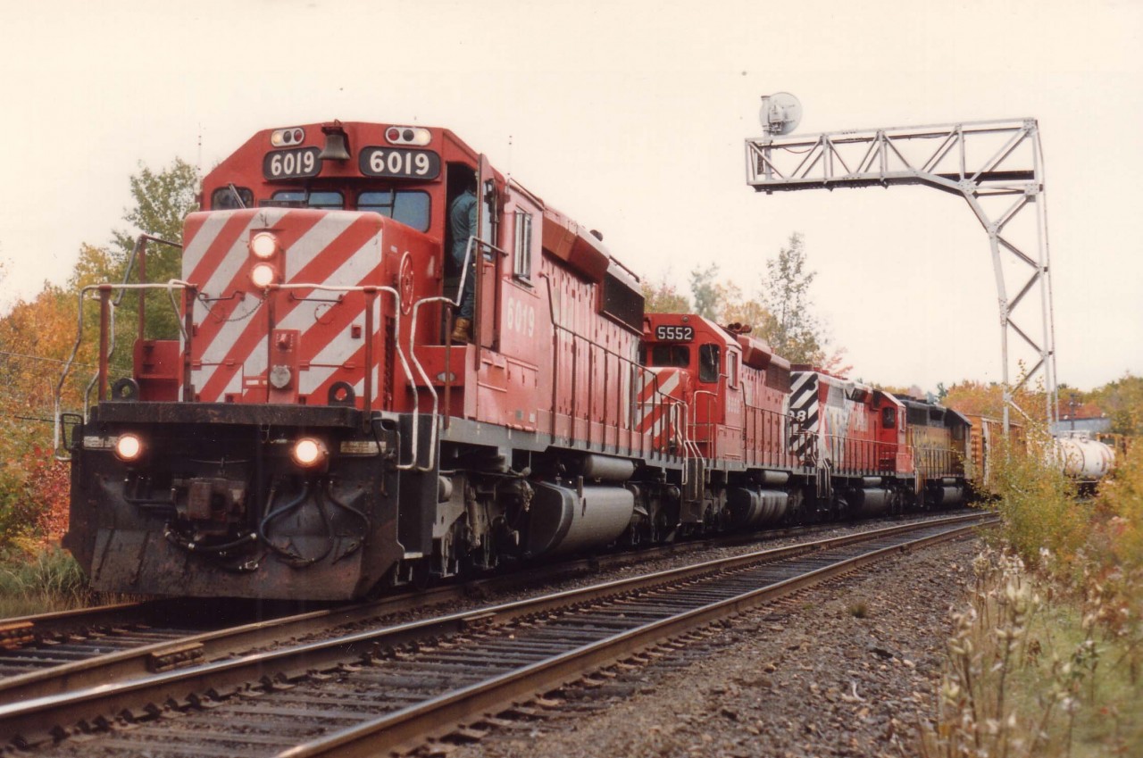 Southbound VIA has just passed, so CP 6019, 5552, 5698 and B&O 3705 pull a northbound freight out of the siding, approaching Isabella St., Parry Sound.
The 5698 is in "Expo 86" paint and the B&O is on lease.
