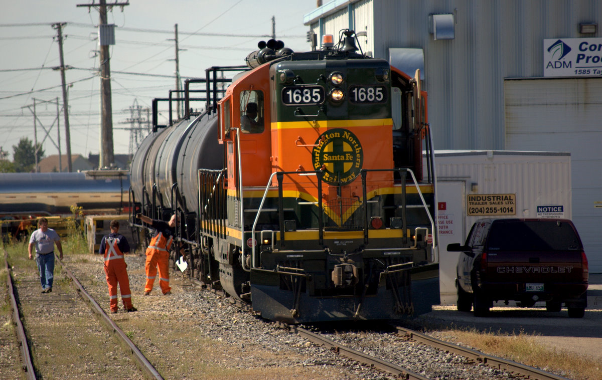 BNSF 1685 switching the corn syrup transloading facility in the BNSF yard in Winnipeg MB