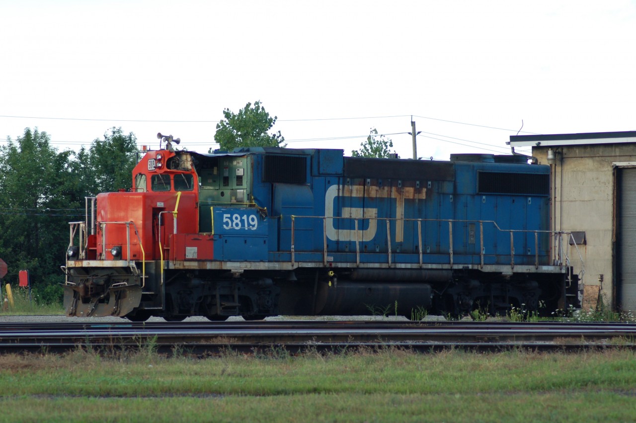 GTW 5819 must of had quite the run in with something, it was sent to LDS in Sarnia by CN for wreck repairs, LDS ussulay gets a hand full of wrecked CN units simmilar to this one every year for repair as they are known for their quality work.