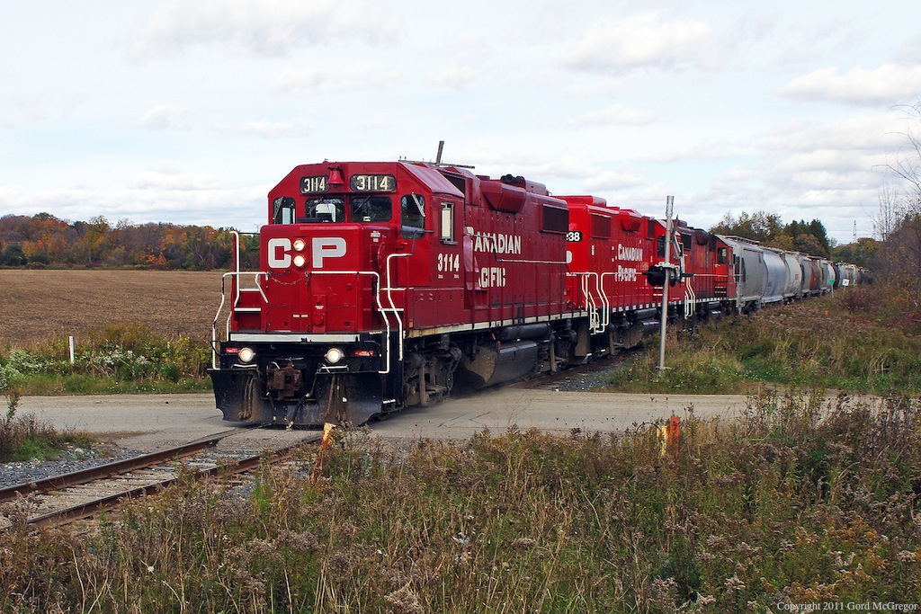 Still in a somewhat rural surrounding 3114 brings T07 to Toronto Yard with the last of autumn's colour.
