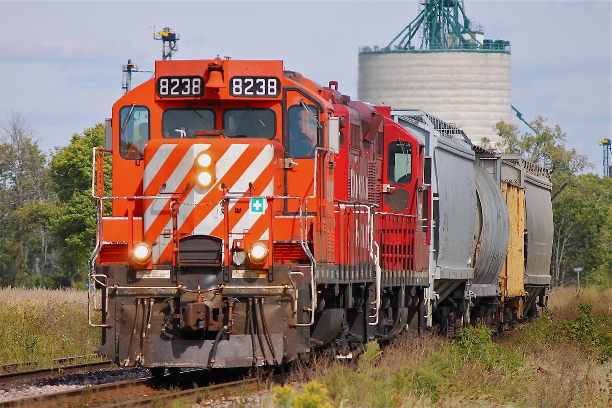 Railpictures.ca Hunter Holmes Photo CP T76 departing Kent Bridge