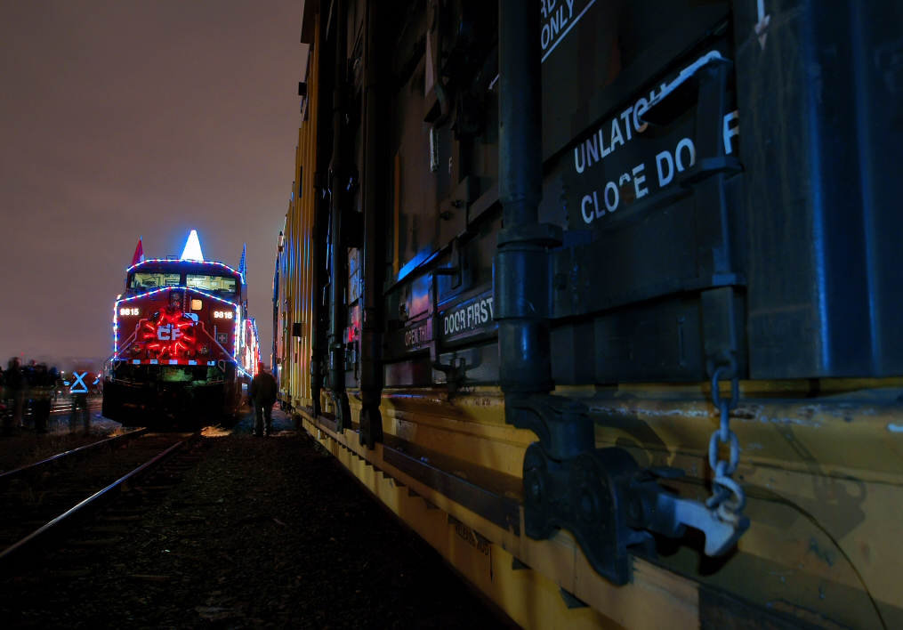 The 10th anniversary holiday train stops by Lambton Yard for the 18:30 show for all the spectators, meanwhile other spectators gather in front of the decked out locomotive to have their picture taken.
