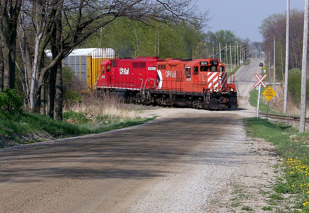 OSR 1614 with CP 6411 during test and shown here switching the Cami Plant, Ingersoll Ontario.  4pm March 30th 2010.  OSR during this stage were busy installing 'Smart Start' on CP's behalf - such as CP 6411.