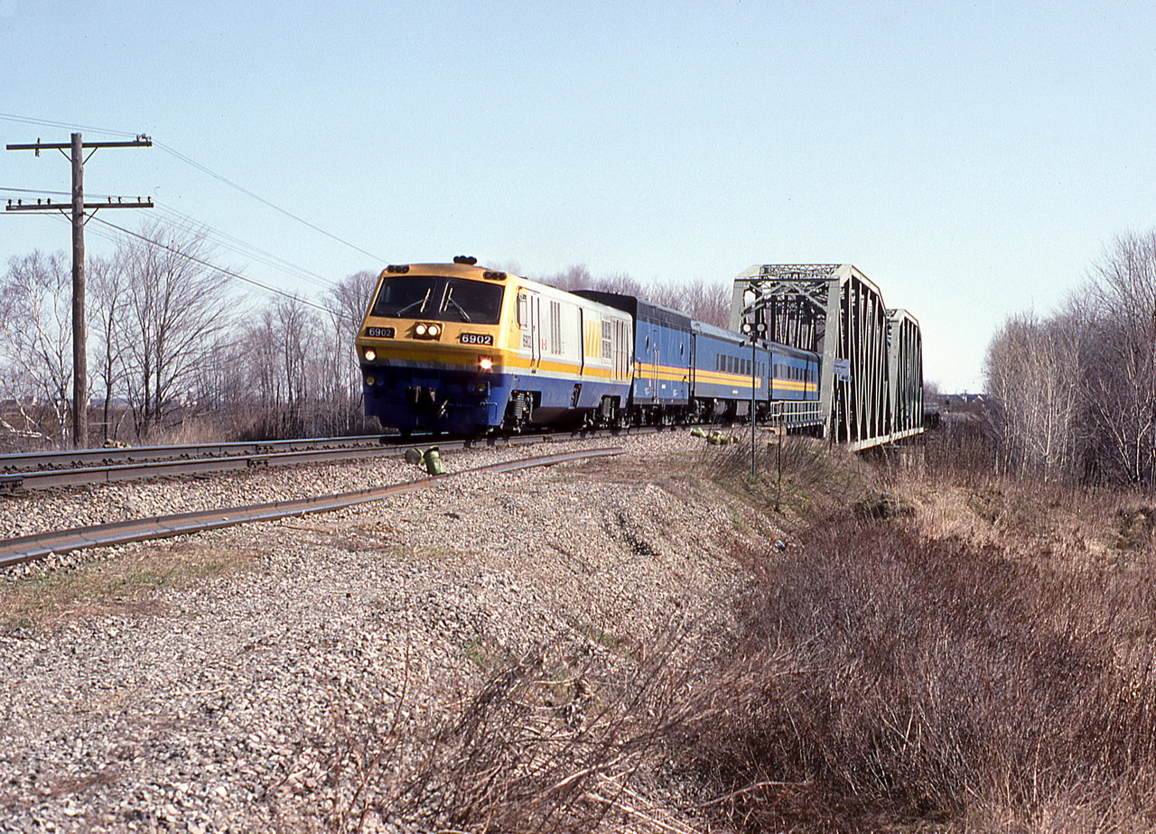 VIA 621 just crossed the west part of the nicolet river and has another 12 minutes to go for Drummond.