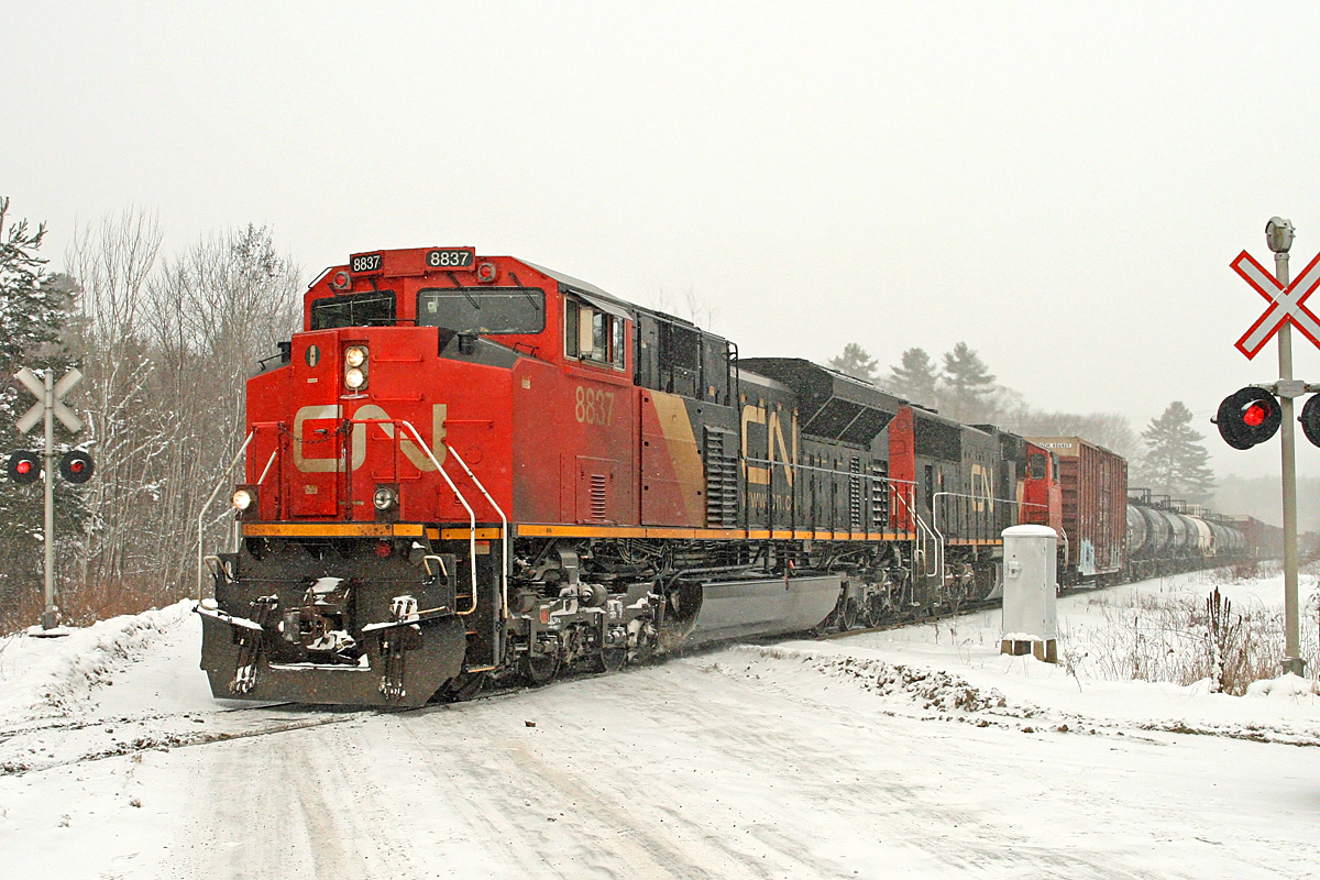 CN 450 carries on southbound after meeting ON 697 at Martins.
