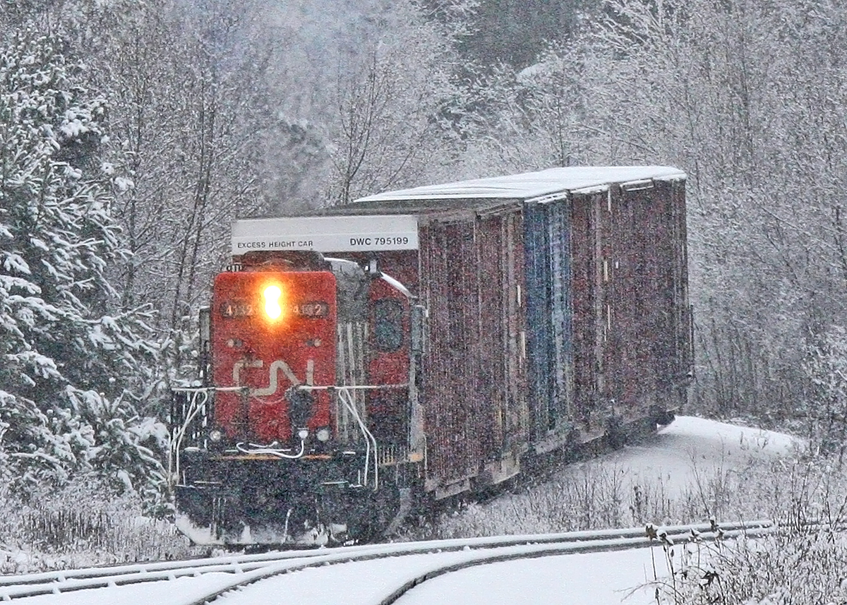 After bringing empty 4 boxcars down from Huntsville 595 had dropped them on the back track and gone up the spur to retrieve 2 loaded ones that were waiting at the Panolam plant. They pulled the loads down and coupled to the empties and are seen here shoving all six back up the hill to spot the empties at the plant. Afterwards they would bring the 2 loads back down to the back track (not visible here due to its lower elevation) and run around on the siding to grab them from the other end and haul them back to Huntsville. At huntsville Yard the loads would be set aside, along with whatever might be waiting there from Thursday's Longford Mills run, for the next 450 to lift on its way south from North Bay to Mac Yard.