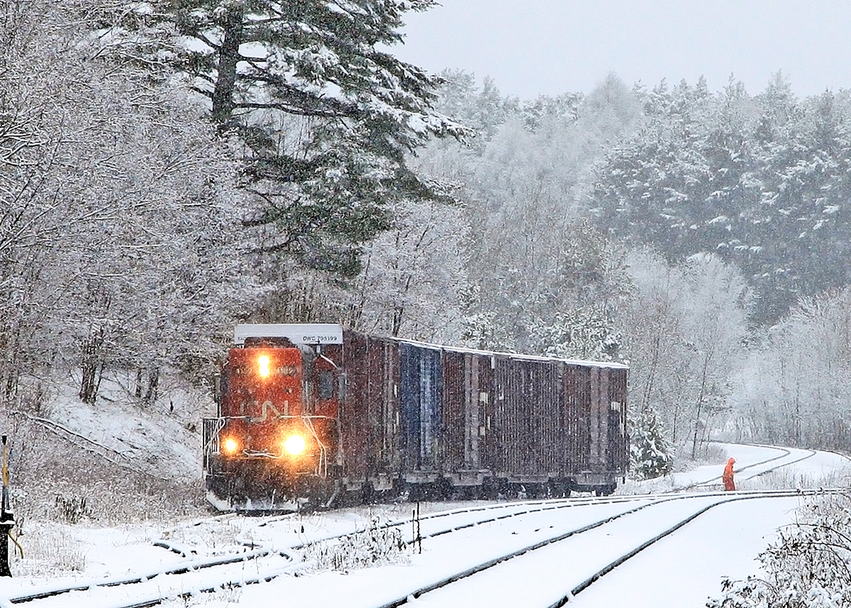 After bringing empty 4 boxcars down from Huntsville 595 had dropped them on the back track and gone up the spur to retrieve 2 loaded ones that were waiting at the Panolam plant. They pulled the loads down and coupled to the empties and are now preparing to shove all six back up the hill to spot the empties at the plant. Afterwards they would bring the 2 loads back down to the back track (not visible here due to its lower elevation) and run around on the siding to grab them from the other end and haul them back to Huntsville. At huntsville Yard the loads would be set aside, along with whatever might be waiting there from Thursday's Longford Mills run, for the next 450 to lift on its way south from North Bay to Mac Yard.