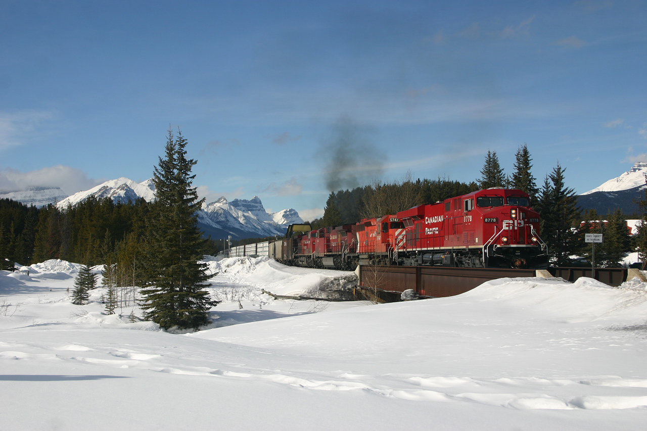 CP 470 departs Lake Louise after meeting CP 671.