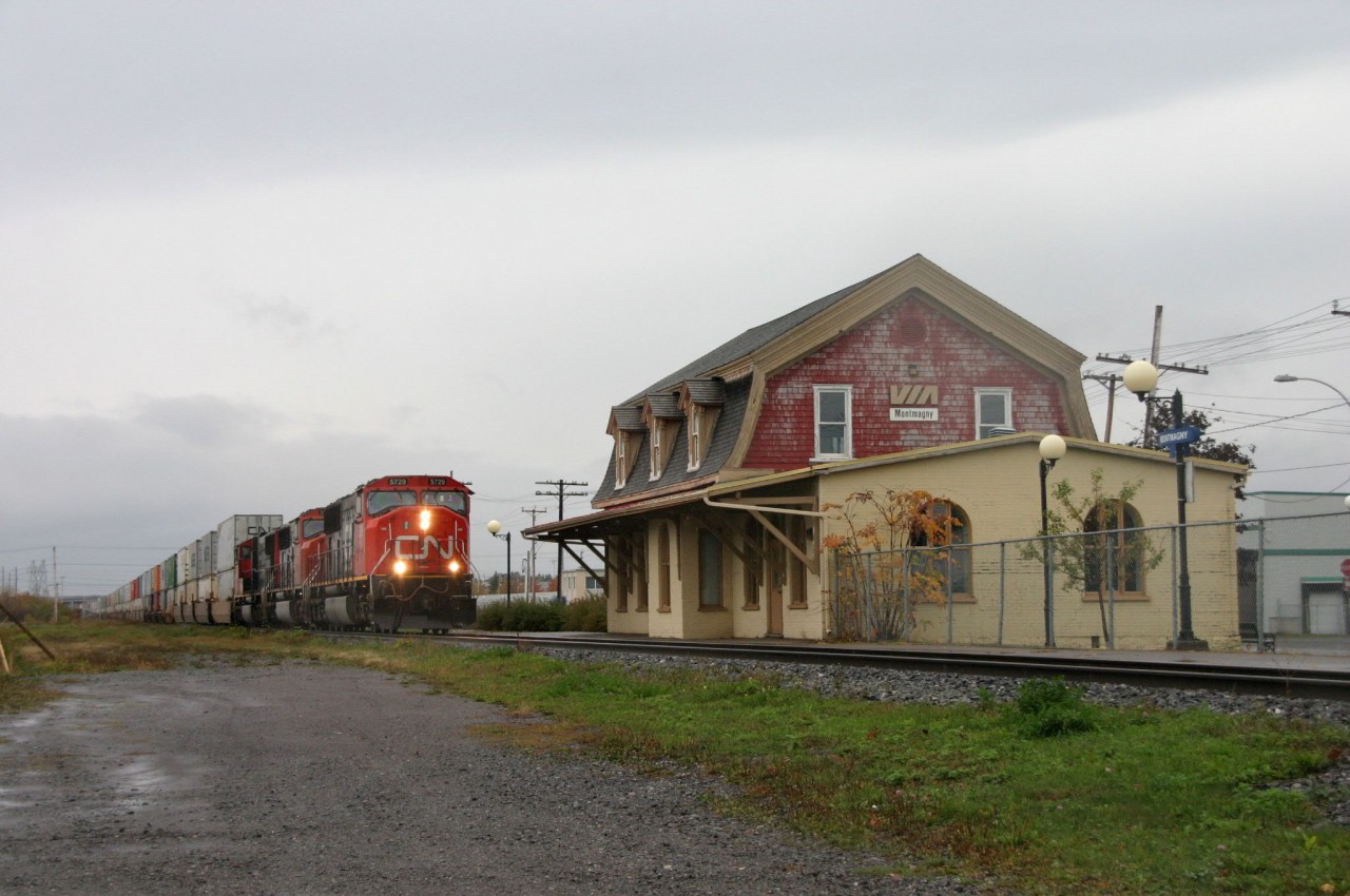 The 120 full track speed on way to Halifax at the old Montmagny station !