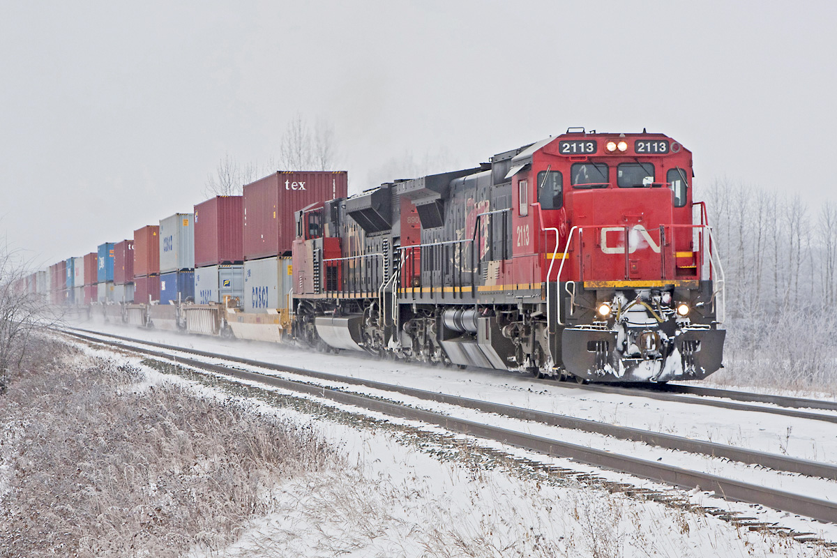 C40-8 #2113 and an SD70M-2 pull train 198 eastward on the Edson Sub.