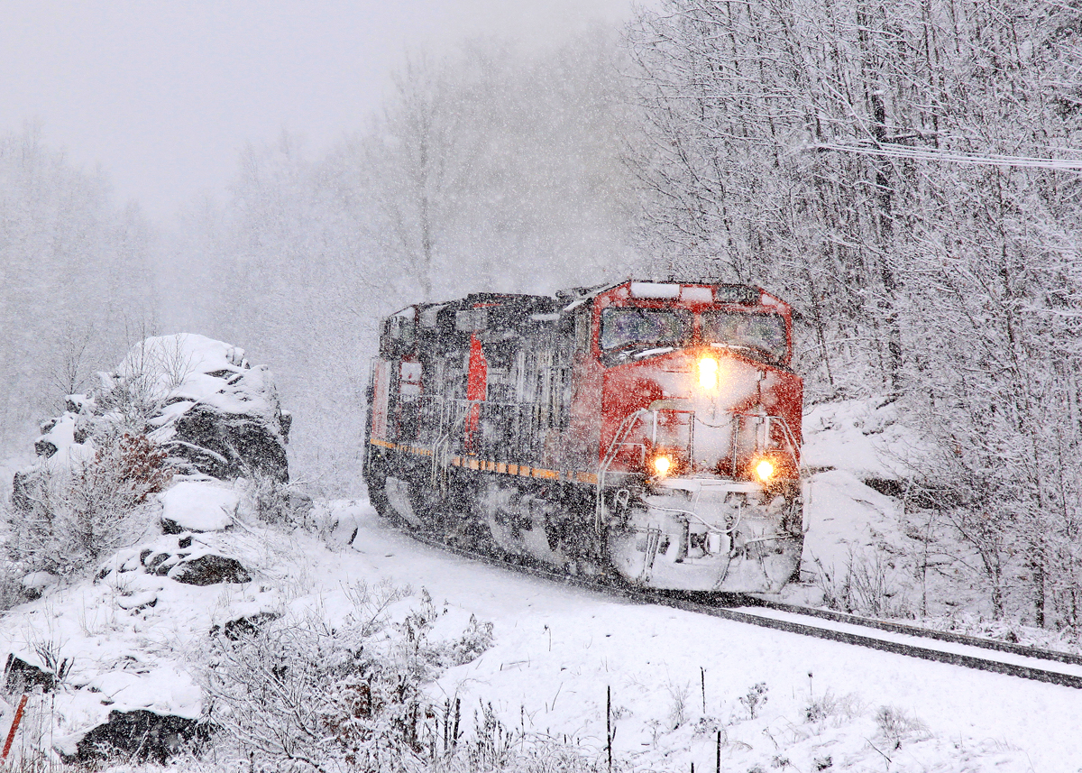 Winter Wonderland: CN 314 eases around the curve at Rosseau Road in between some rock cuts.