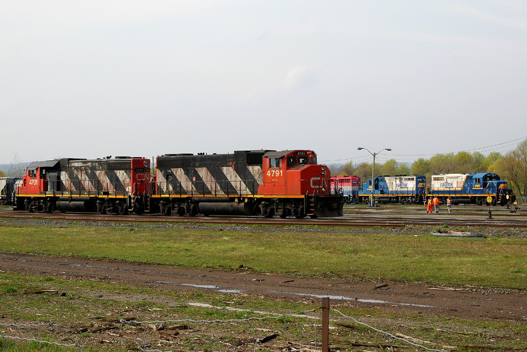 CN 4791 - CN 4701 paused briefly next to some retired Railink power