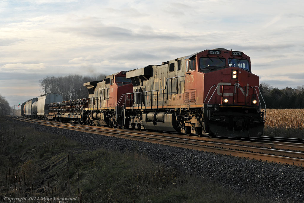 Crusing east on the new tripple track portion of the Kingston Sub, CN 2275 2140 and mid train DPU 8838 have 376's train well in hand. This is the 2140's second pass through here in under 12 hours, having brought 371 into Mac yard solo in the morning. 1544hrs.