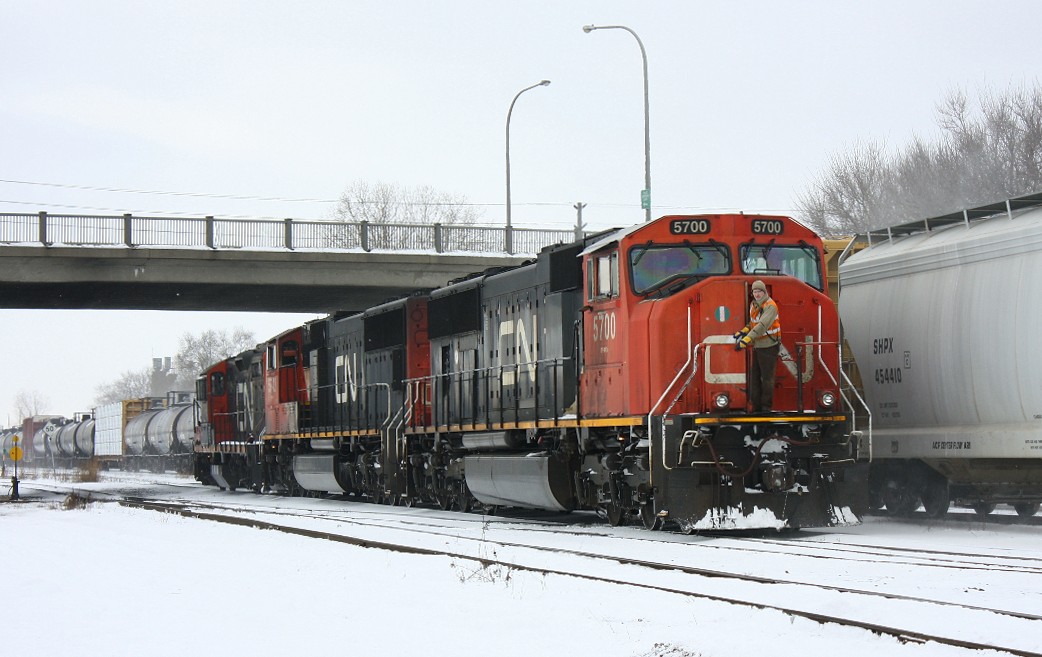 CN 5700, 5742, and 7068 came light from the west end of London yard. Meanwhile, 2578 and IC 2466 just got going on the south track as 6425 passes on the north. All I can say is too bad that's not a CN 5700 K-5 hudson!