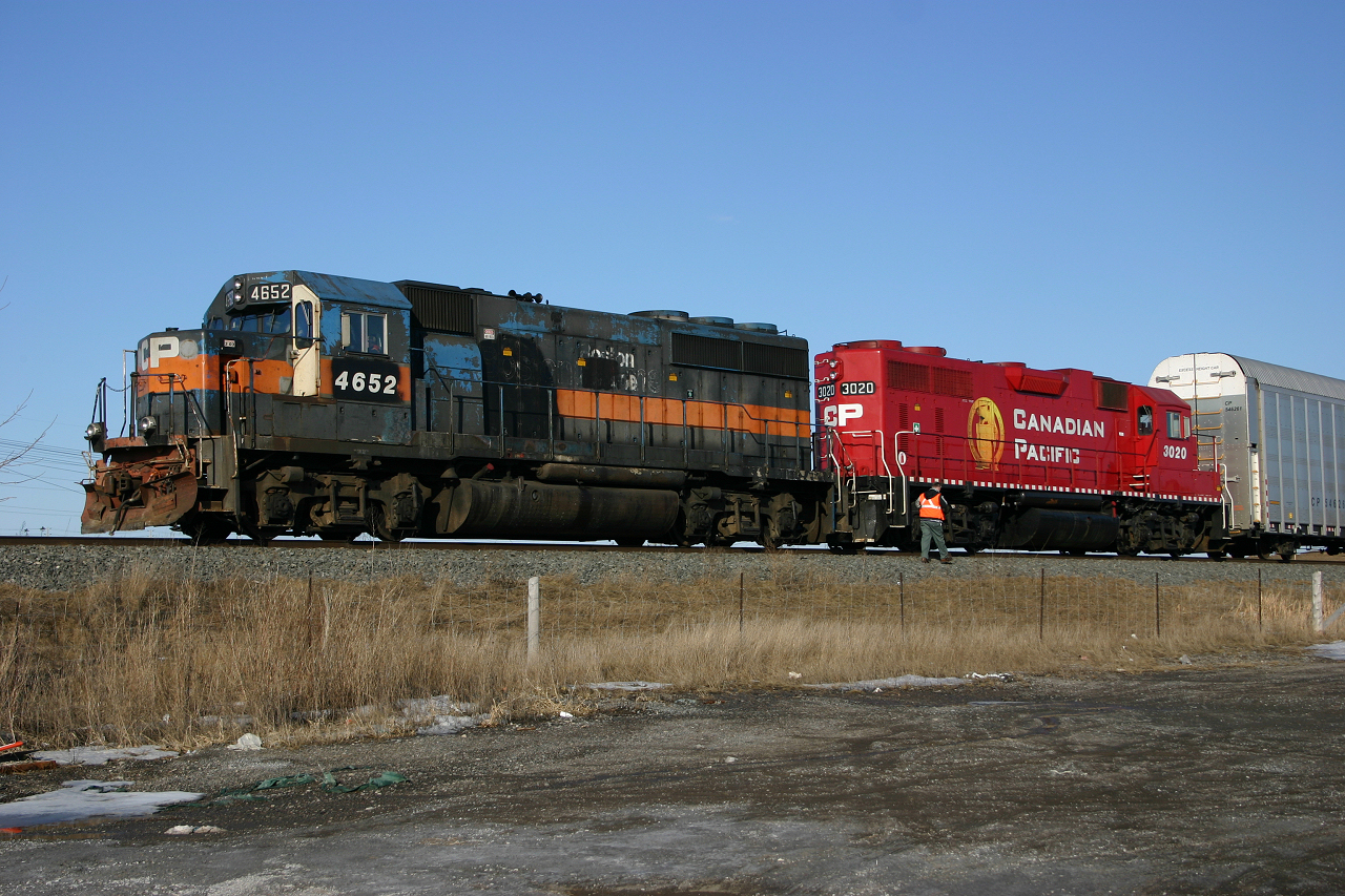 Beauty and the beast... Ex-B&M GP40-2 4652 and recently repainted 3020 sit in the siding at Oshawa waiting for 241 to overtake them before making the run to Agincourt.