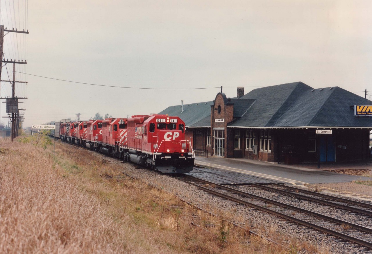 Due to problems at the Hunter St tunnel in Hamilton on the TH&B/CP trackage (Hamilton Sub.) a handful of CP trains were detoured over the CN in the last few days of October 1994. Here we see CP's #526 with CPRS 6411, CP 5534, CPRS 5606, CP 5669, 5755 and 5668 which will be heading Stateside via the Niagara Falls CN bridge in the late afternoon.