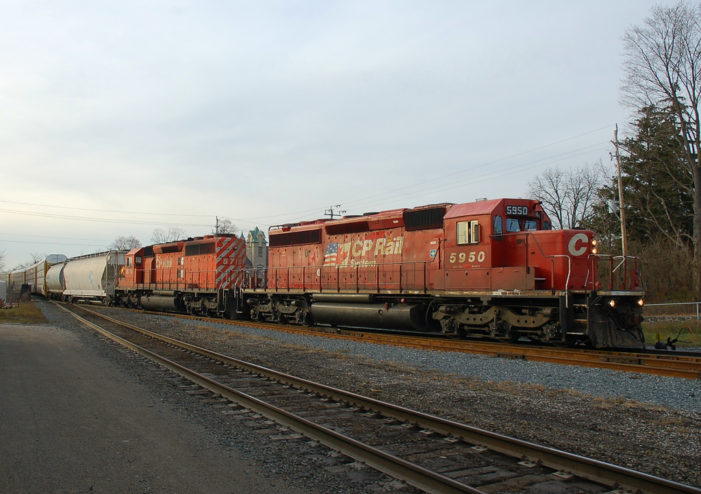 T69 arrives with it's usual cars and a pair of SD40-2's (CP 5950 - CP 5719)