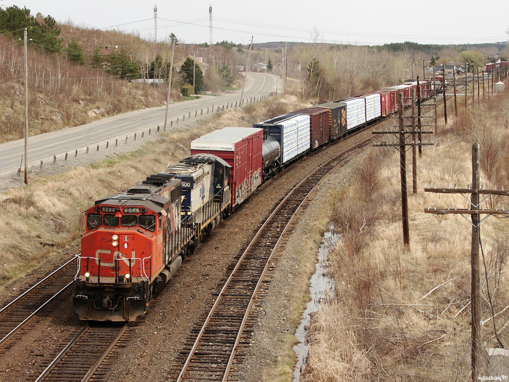 CN 5286 West with OVR 431 from North Bay rolls through Romford before setting off their entire train here and heading into Sudbury for lunch and their return train of 2 loaded tanks, before returning to North Bay with a quick stop here again here to lift all the cars in the background behind the tail end.