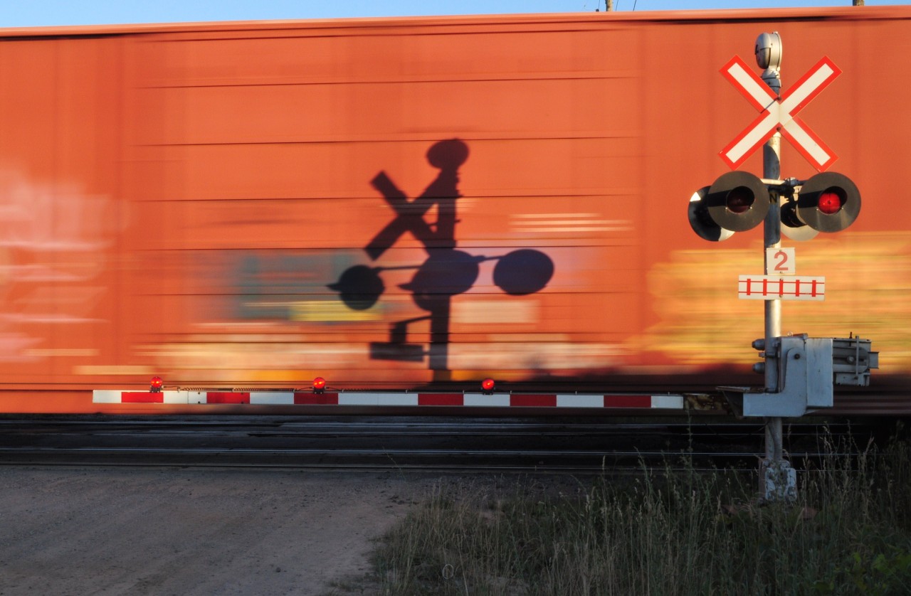 Shadow & motion: speed courtesy CN 2133 east at Nith Road, Paris Junction. Image by S.Danko.

More motion: 

Via 6435   click here 

CN 2133   click here 

sdfourty