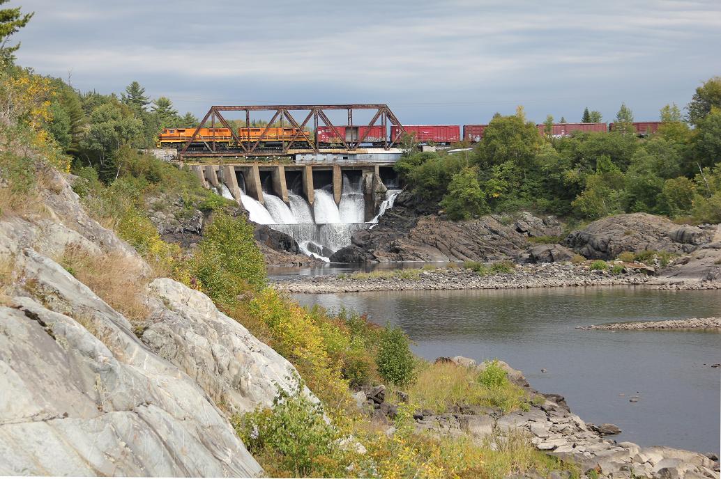 HCRY GP40-2w 3012 west, at Espinola, ONT. 9/13/2012