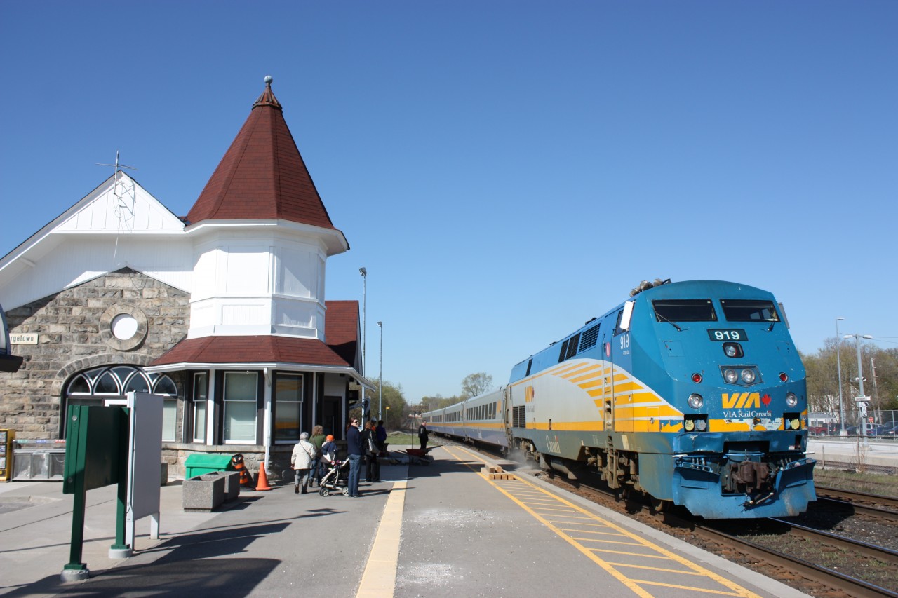 VIA train 84 makes a station stop at Georgetown' s shared VIA and GO station.