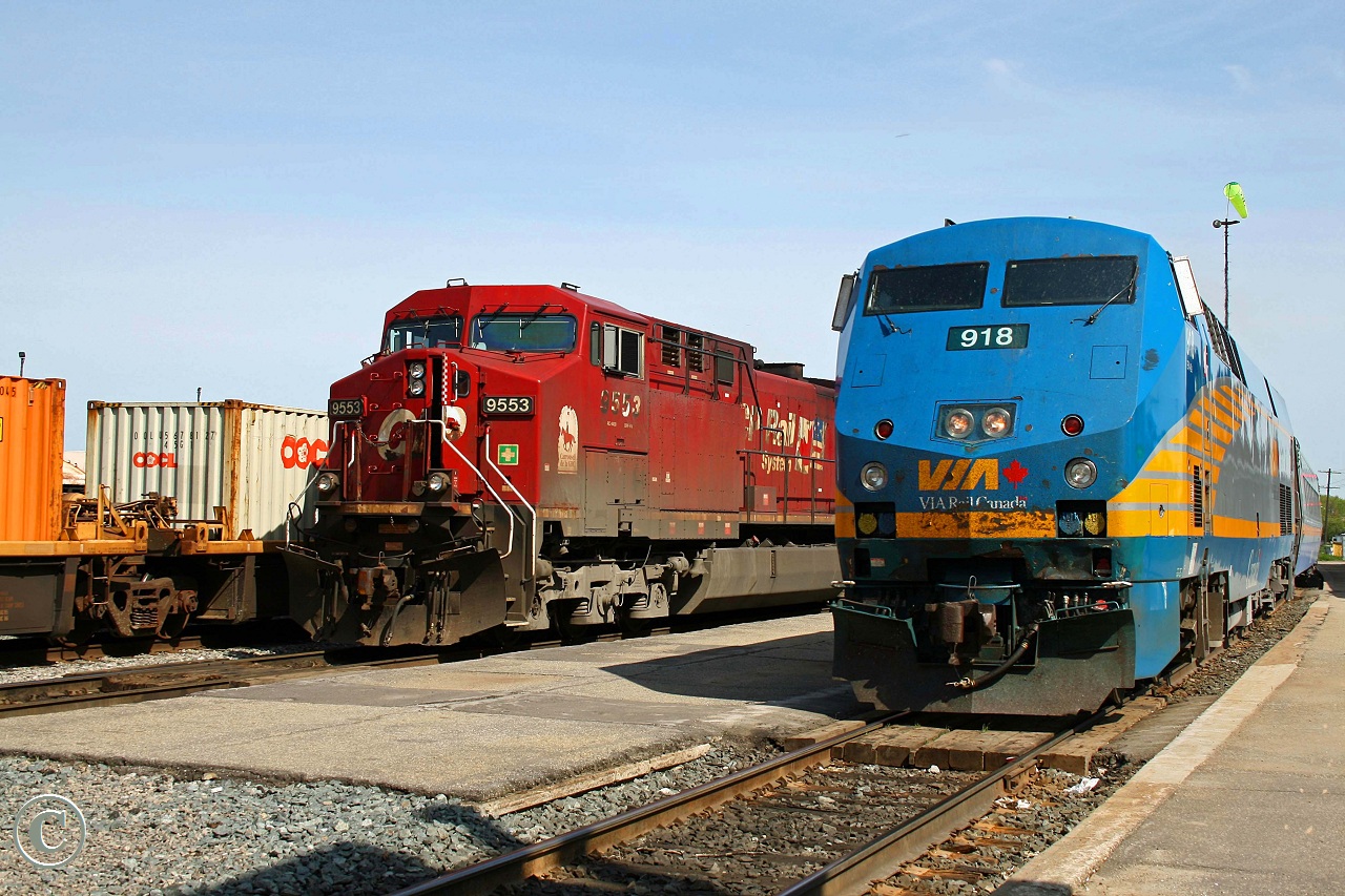 VIA 918 with Toronto to Ottawa train 44 prepares to get underway while CP 9553 with train 231 waits on a crew change at Smiths Falls.