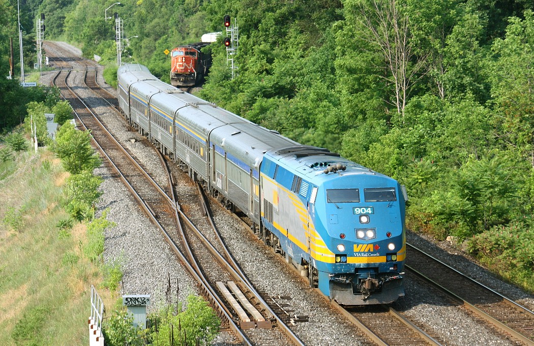 Via 70 with 904 goes on the outside for the lead at Bayview, while 382 with 5671 and 5743 enters the frame in the backround.