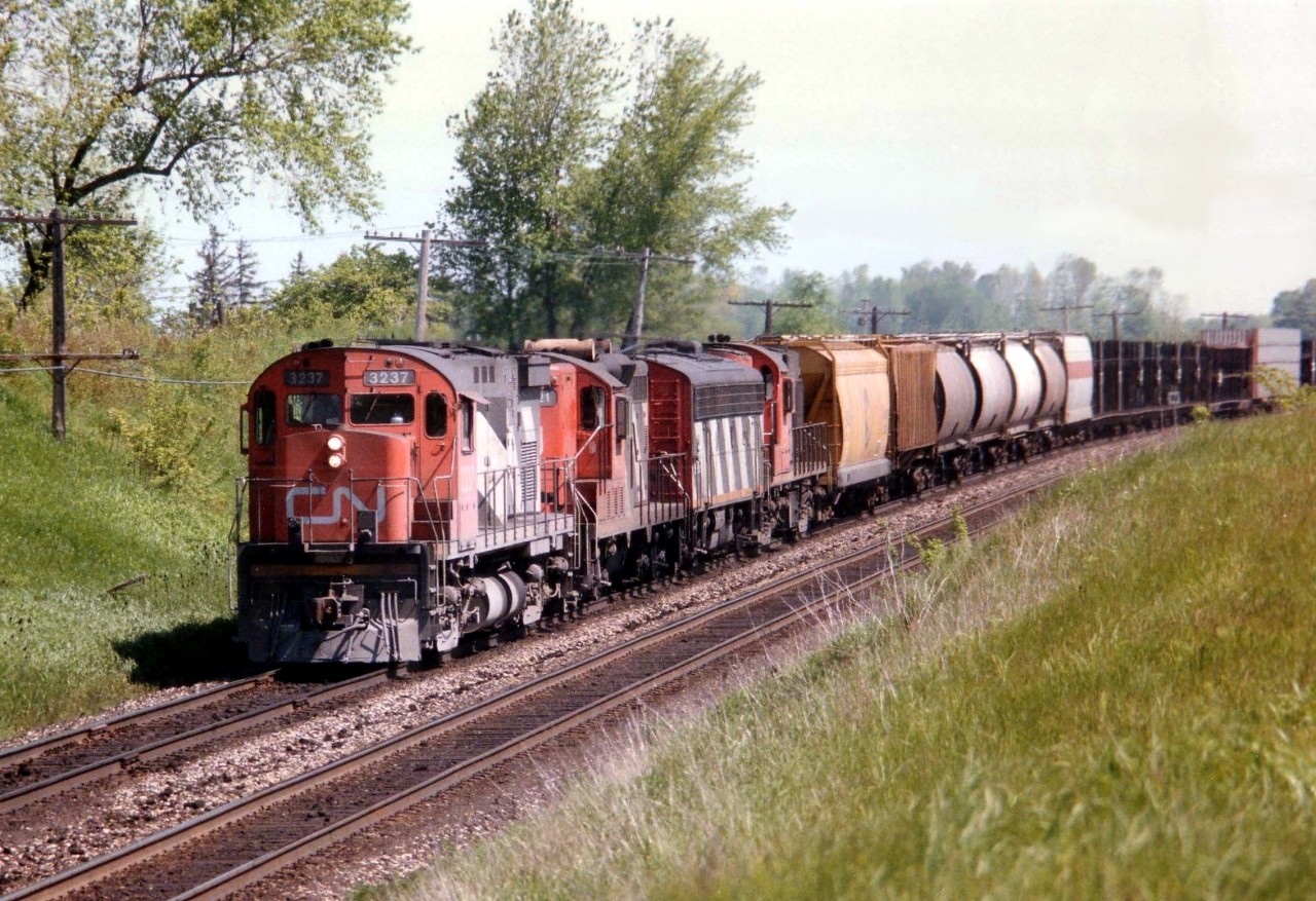 Nice assortment of power on this morning westbound, seen approaching the Fairchild Creek trestle a couple of miles outside of Brantford. End of train is crossing Power Line Rd. Power is 3237, 4121, 9195 and 3118. Leaders such as this C-424 were getting rather scarce by 1984, quite a few had either been retired or sold off.